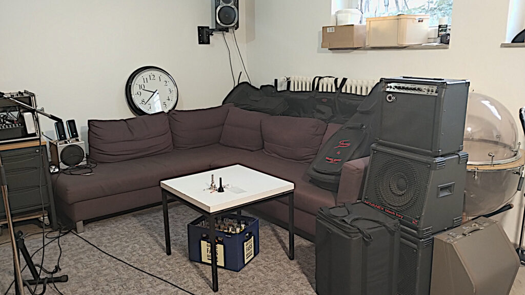 Das Foto zeigt eine gemütliche, bordeauxfarbene Sofa-Ecke in L-Form.